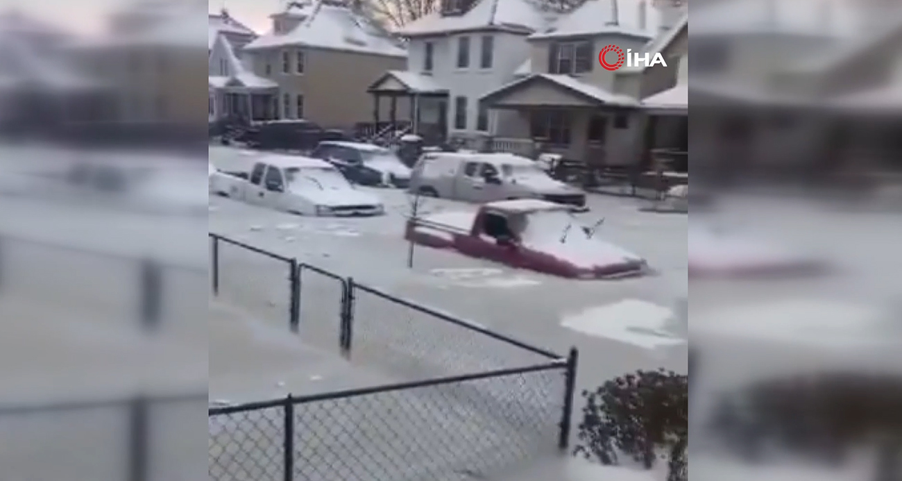 Detroit’te yüzyıllık su borusu patladı, araçlar donan suyun içinde kaldı