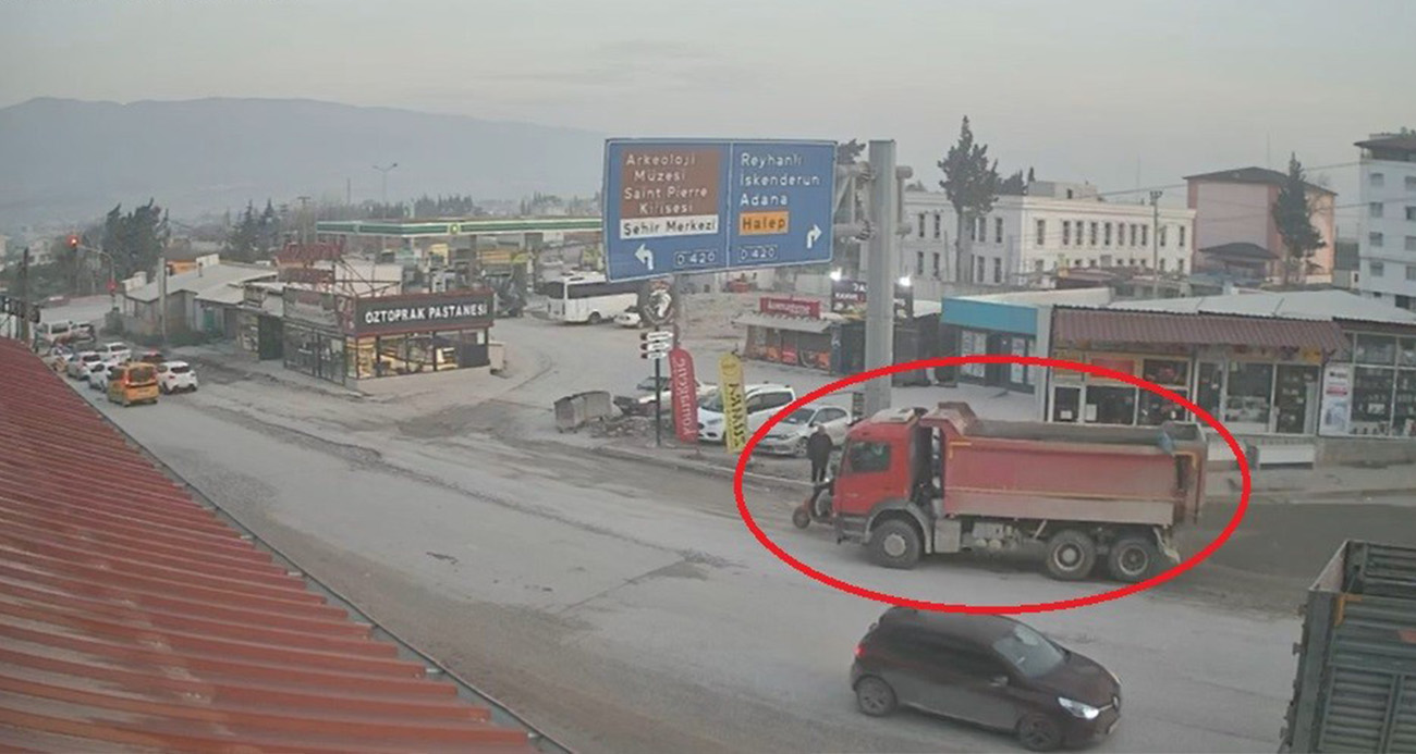 Kamyonun altında kalan motosikletli ezilerek can verdi o anlar kamerada