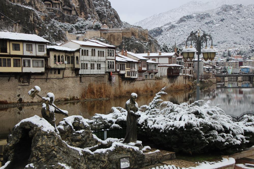Barajların alarm verdiği Amasya’da Şubat’ta yağan kar yüzleri güldürdü
