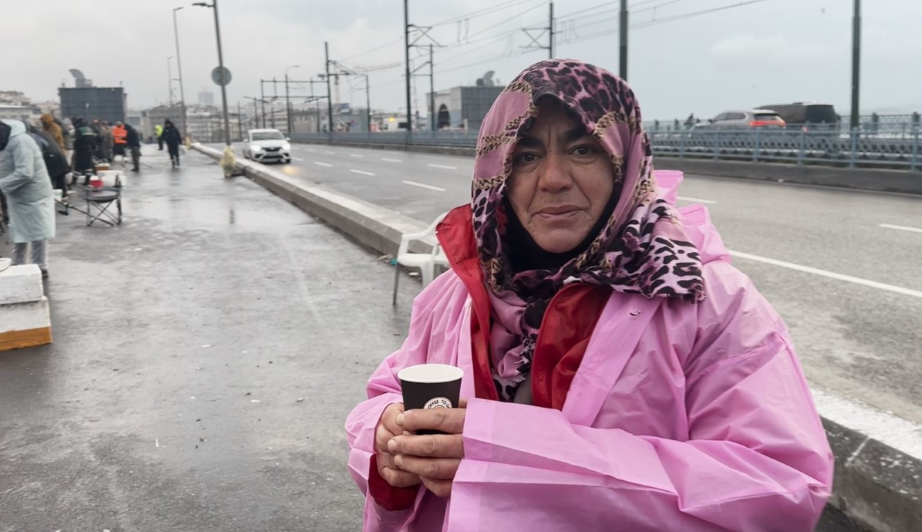 Olta balıkçıları kar soğuk dinlemedi, Galata Köprüsü’nde