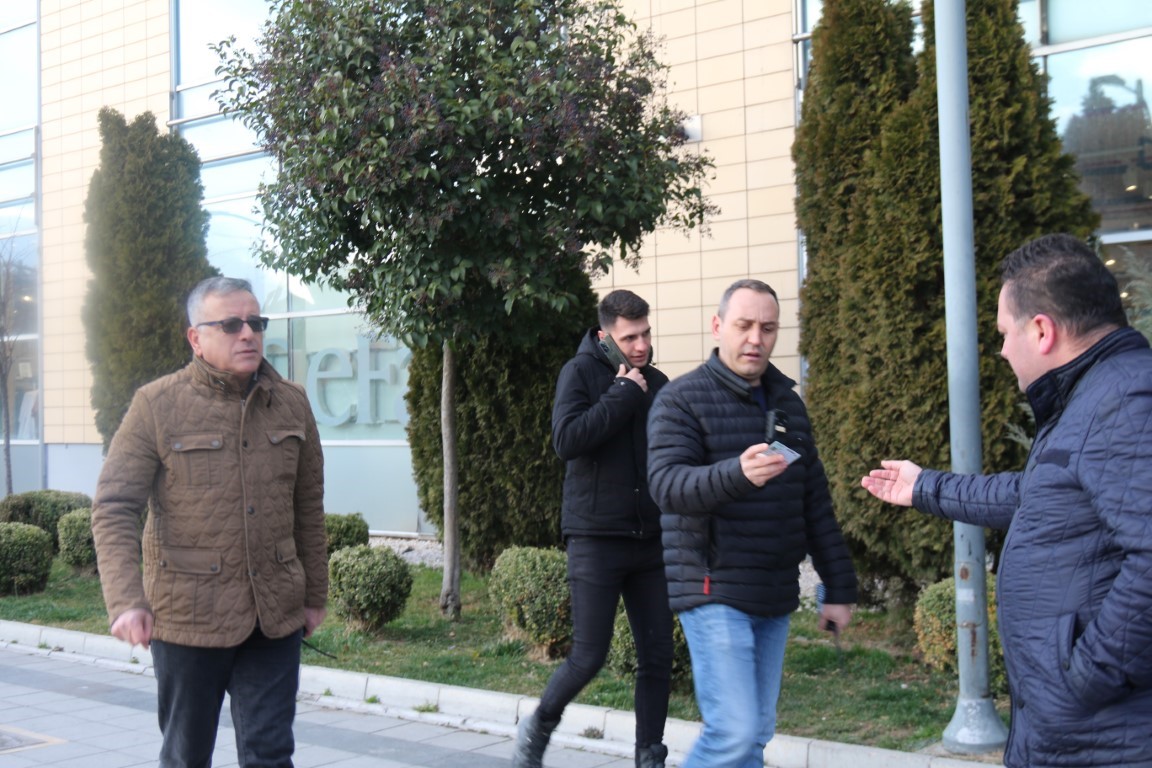 İzmariti yere atıp ceza yiyen ve sigara yakan vatandaş: 