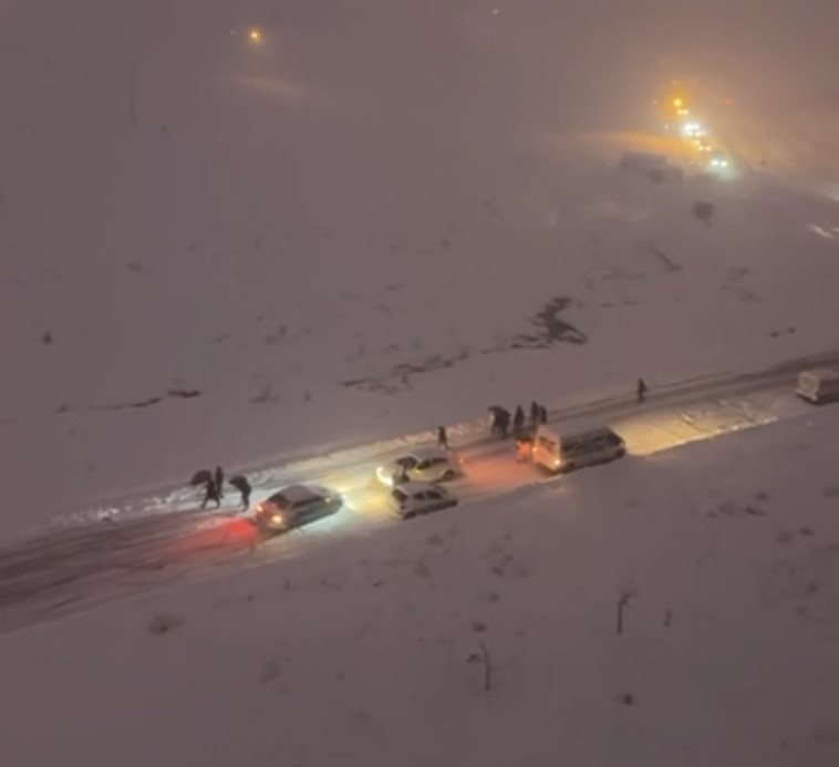 Yüksekova’da araçlar mahsur kaldı, vatandaşlar yürüyerek evlerine gitti