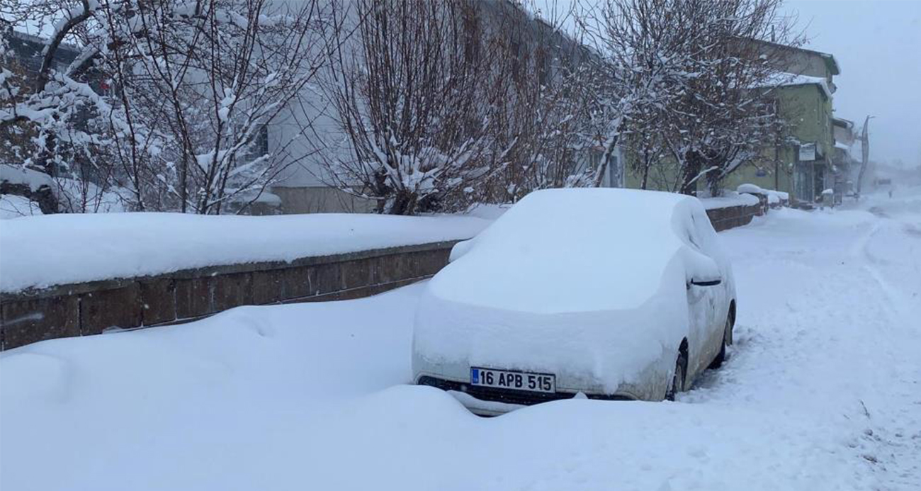 Karlıova’da kar hayatı olumsuz etkiledi, 47 köy yolu ulaşıma kapandı