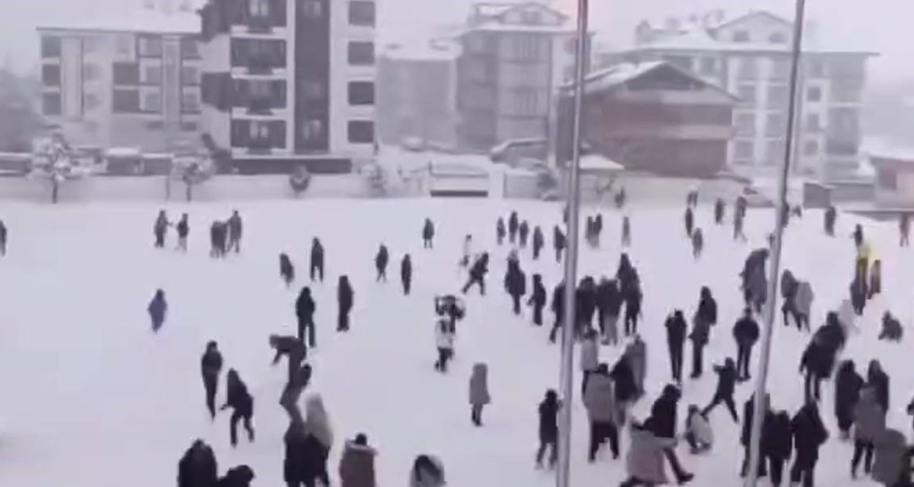Karlı havada yürek ısıtan görüntüler: "Çıkartayım mı sizi kar topu oynamaya?"