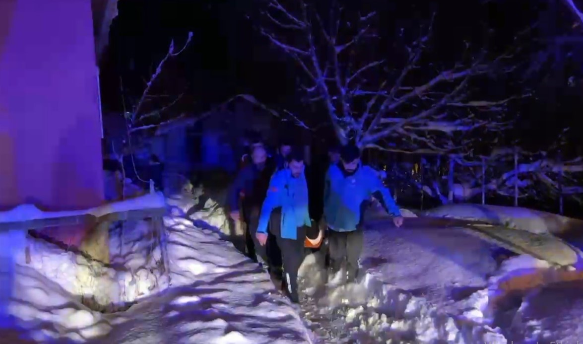 Muş’ta yolu kardan kapanan köydeki hasta zorlu mücadele ile hastaneye ulaştırıldı