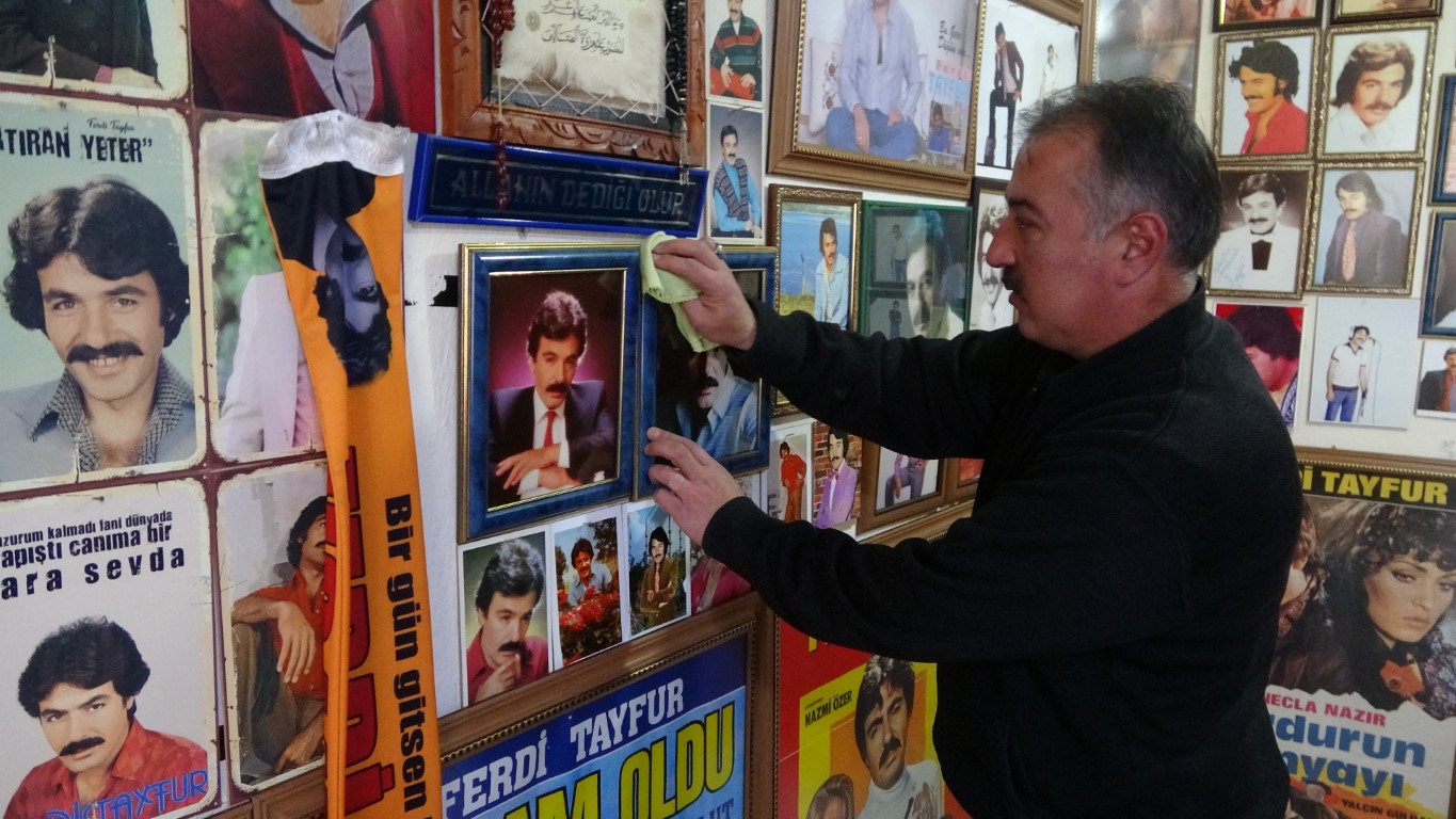 Kütahyalı taksi şoförü evini adeta ’Ferdi Tayfur Müzesi’ne çevirdi