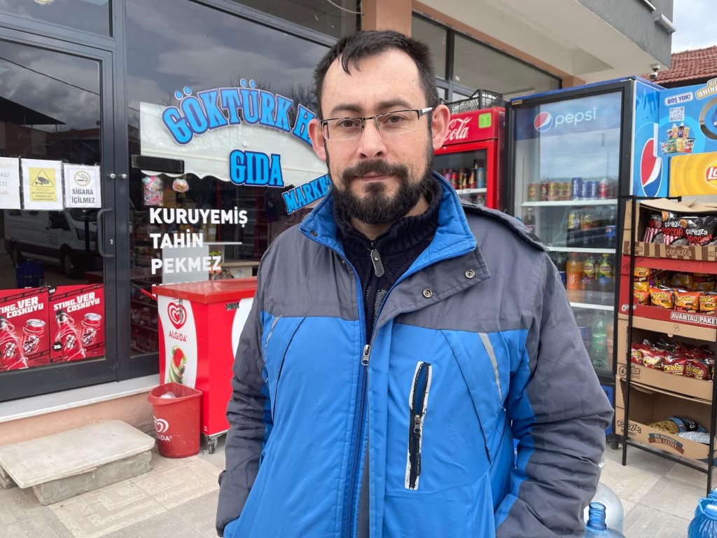 Kar maskesi takıp market etrafında dolaşırken Roman havası oynadılar