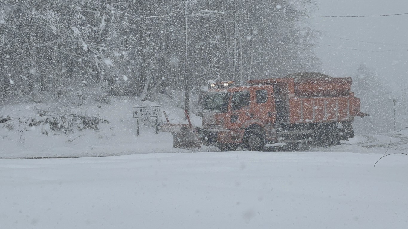 Bolu Dağı’nda yoğun kar yağışı: Kar kalınlığı 20 santimetreyi aştı