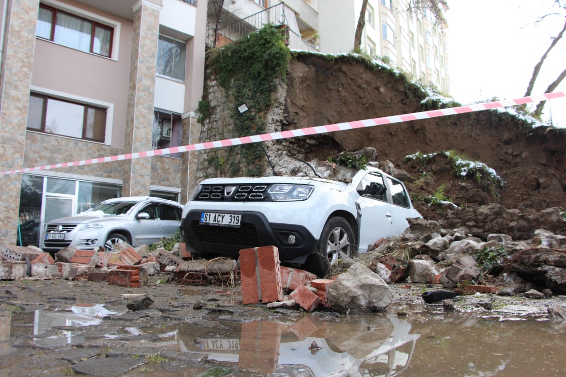 İstinat duvarı çöktü, 30 saniyeyle kurtuldu