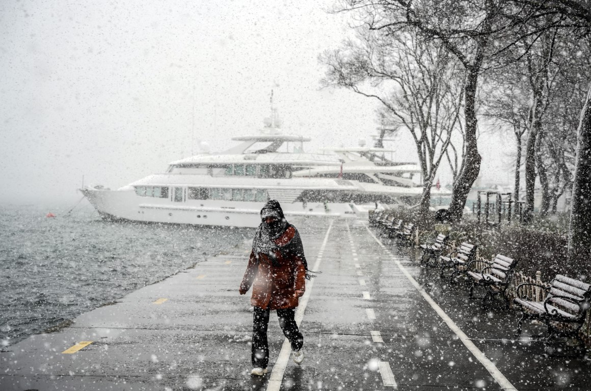 İstanbul’da kar yağışı deniz ulaşımını da etkiledi: Şehir hatlarının tüm seferleri iptal edildi