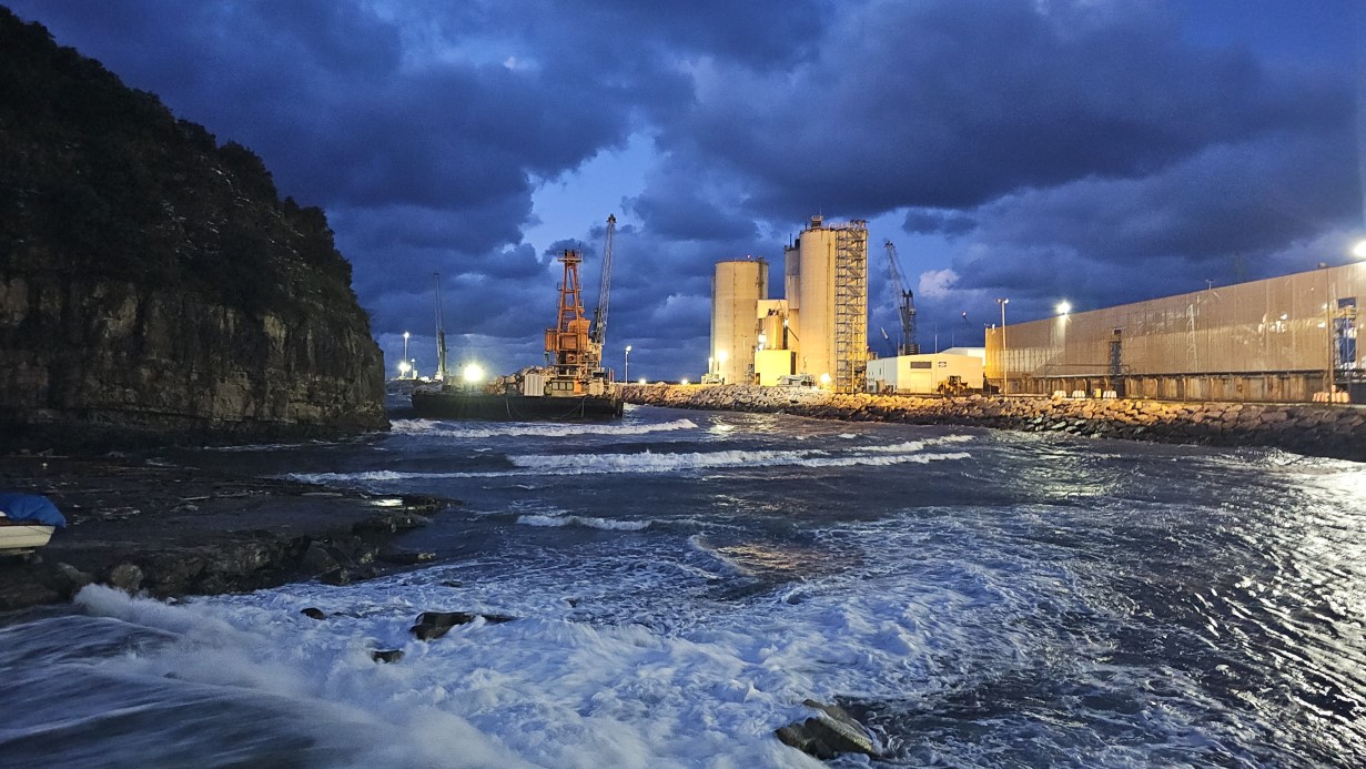 Eren Enerji’ye ait yüzer vinç dereye sürüklendi, 5 kişi AFAD ekiplerince kurtarıldı