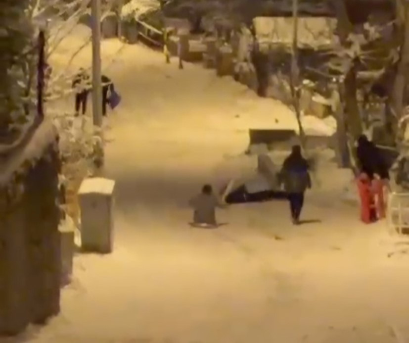 Karda kayak keyfi hastanede bitti... Genç kızın duvara çarpma anı kamerada