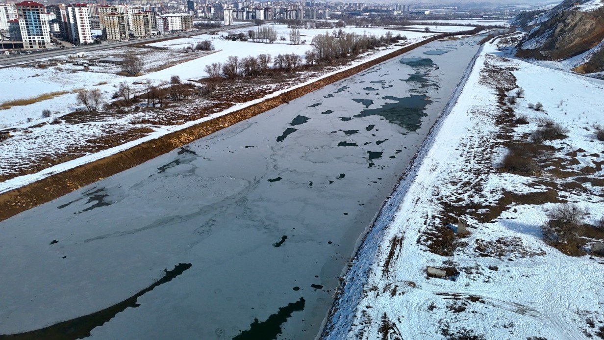 Türkiye’nin en uzun nehri kısmen buz tuttu