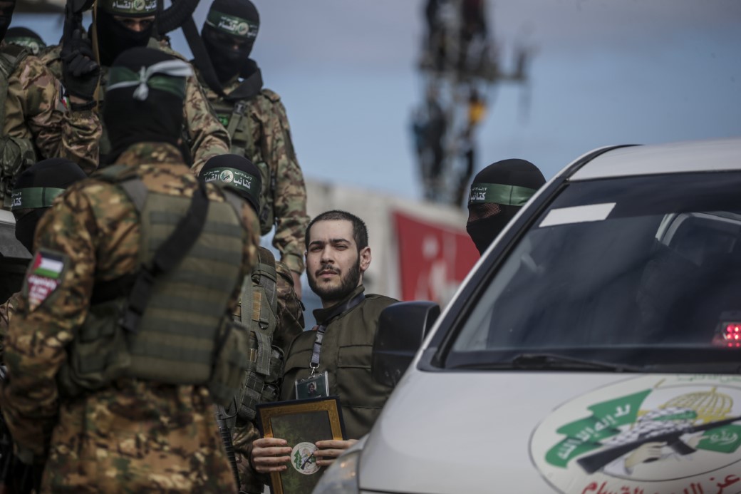 Hamas, 3 esiri daha Kızılhaç'a teslim ederek serbest bıraktı