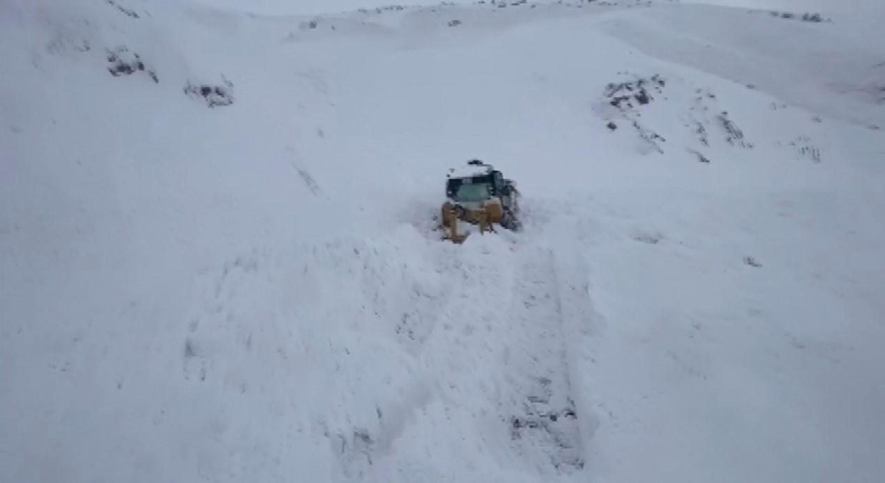 Ulaşıma kapanan yolu açmaya çalışırken çığ altında kaldı