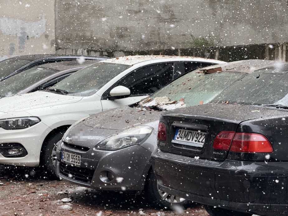 Küçükçekmece’de bir binanın çatısına yıldırım düştü: Kopan parçalar araçlara zarar verdi, 1 yaralı