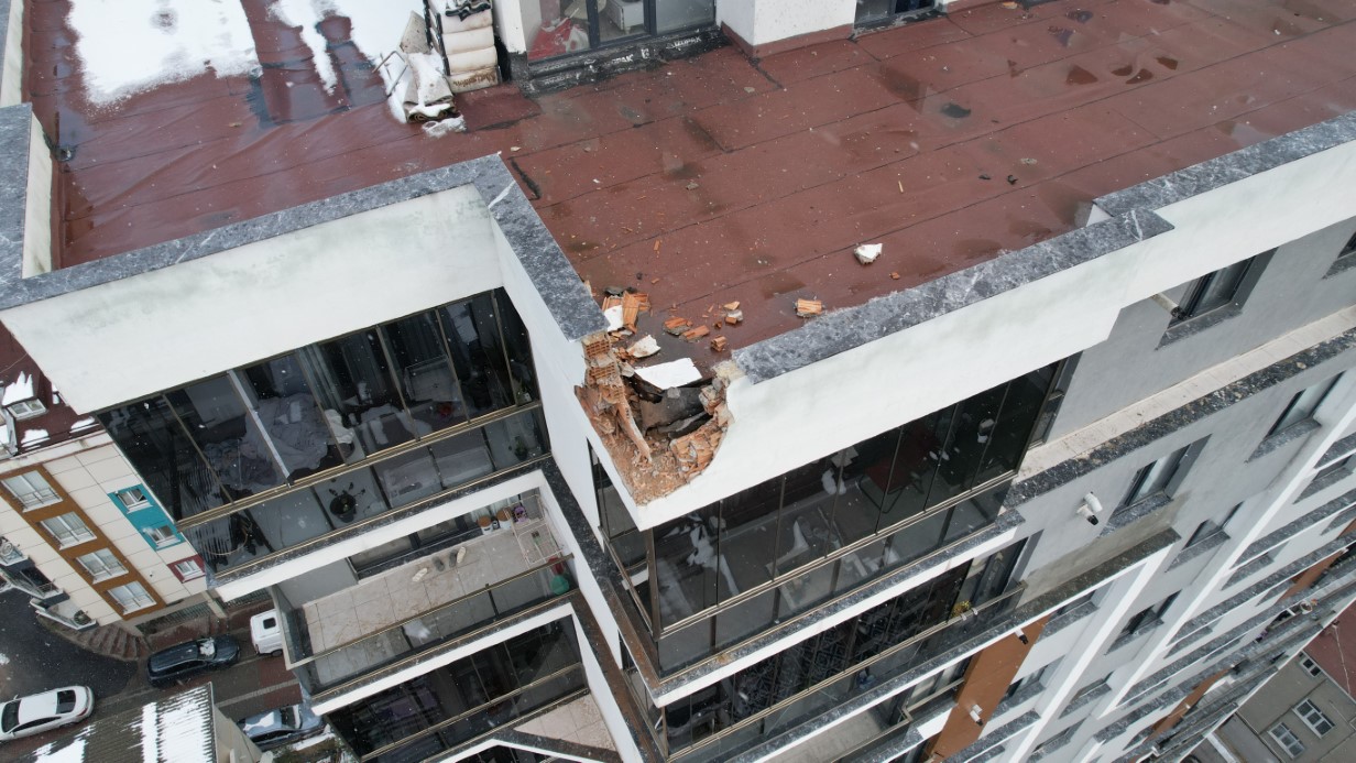 Küçükçekmece’de bir binanın çatısına yıldırım düştü: Kopan parçalar araçlara zarar verdi, 1 yaralı