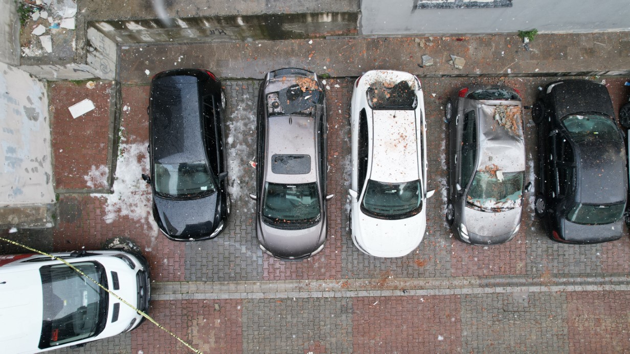 Küçükçekmece’de bir binanın çatısına yıldırım düştü: Kopan parçalar araçlara zarar verdi, 1 yaralı