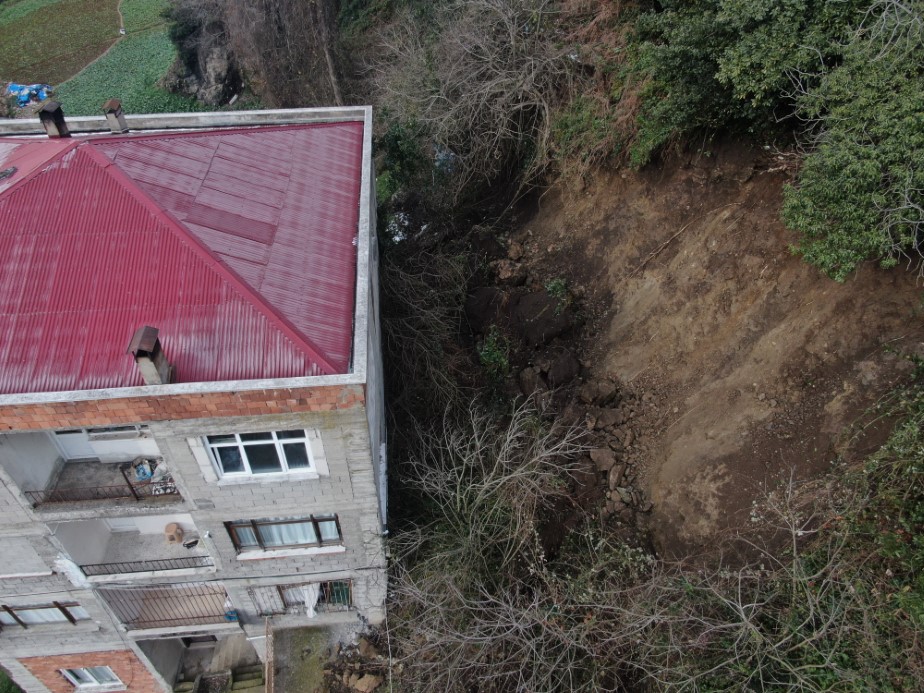 Trabzon’da 5 katlı binada toprak kayması: 1 yaralı, 5 tahliye