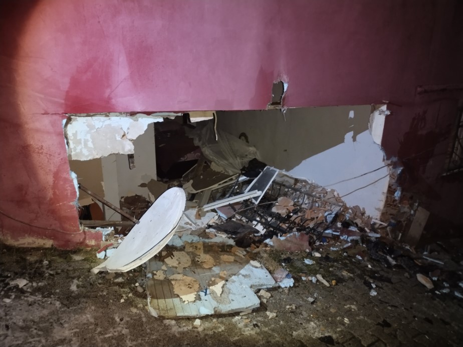 Yokuşta kayan otomobil taksiye ve evlere çarptı... Feci kaza kamerada