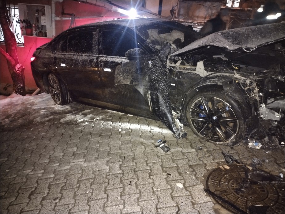 Yokuşta kayan otomobil taksiye ve evlere çarptı... Feci kaza kamerada