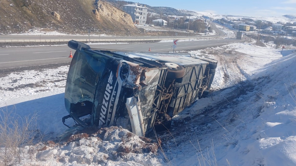 Yozgat’ta yolcu otobüsü devrildi: 5 yaralı