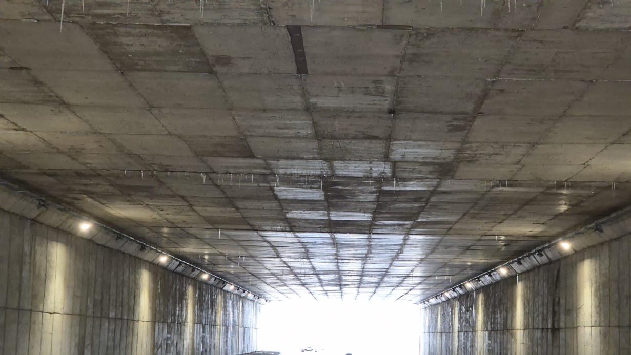 Tekirdağ’da alt geçitte buz sarkıtları oluştu