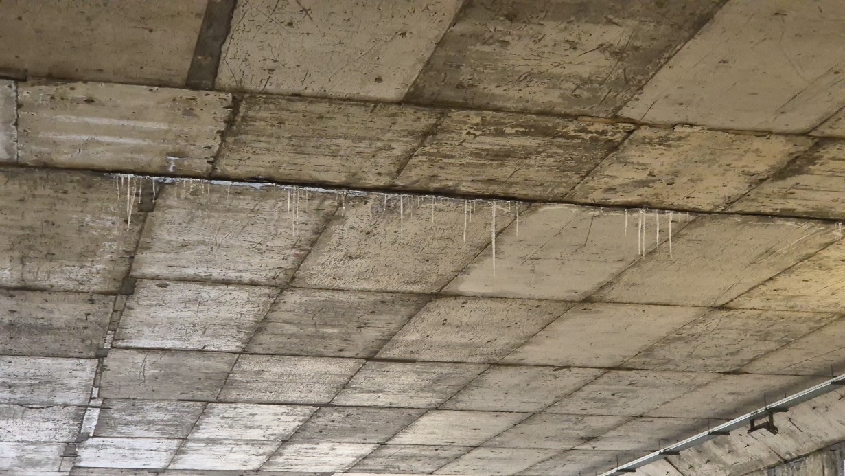 Tekirdağ’da alt geçitte buz sarkıtları oluştu