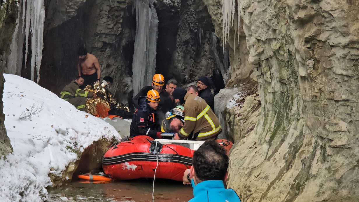 Buz kaplı yoldan çıkan otomobil 30 metreden kanyona uçtu