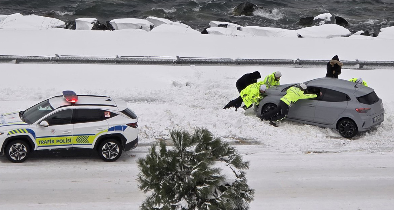 Karadeniz Sahil Yolu’nda bozulan aracı trafik polisleri itti
