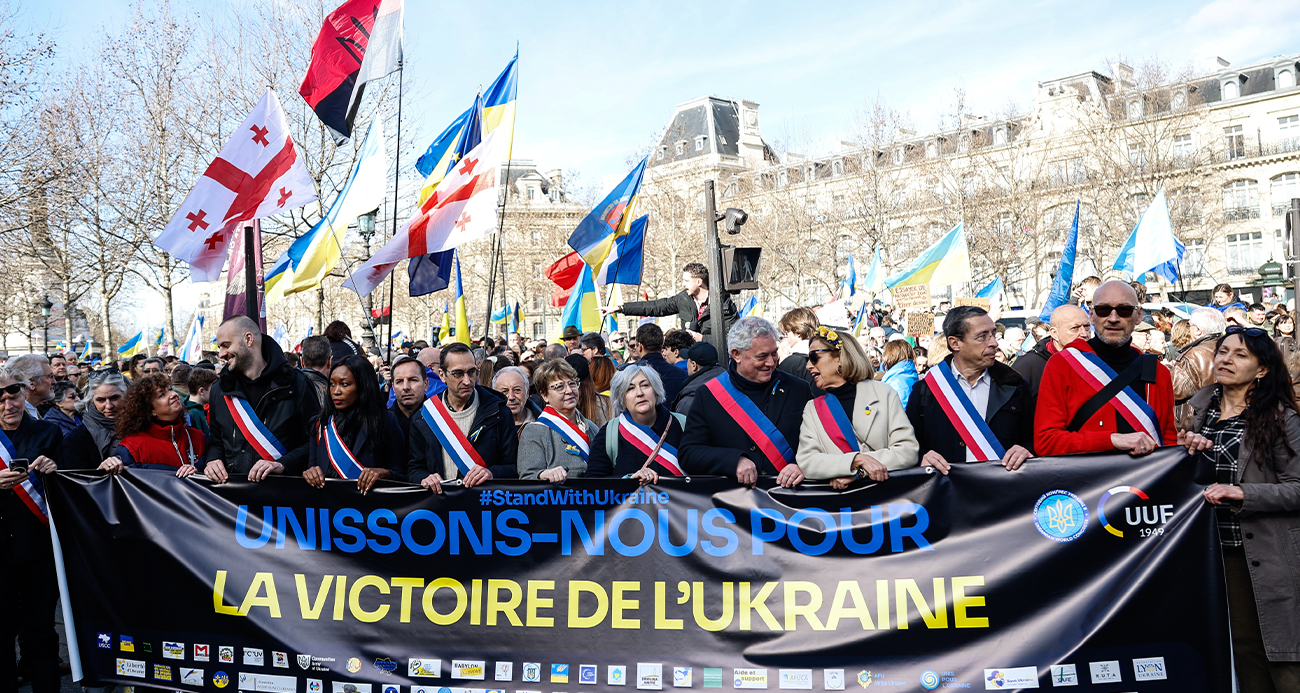 Fransa'da Ukrayna-Rusya savaşının yıldönümü öncesi binlerce kişi sokağa indi