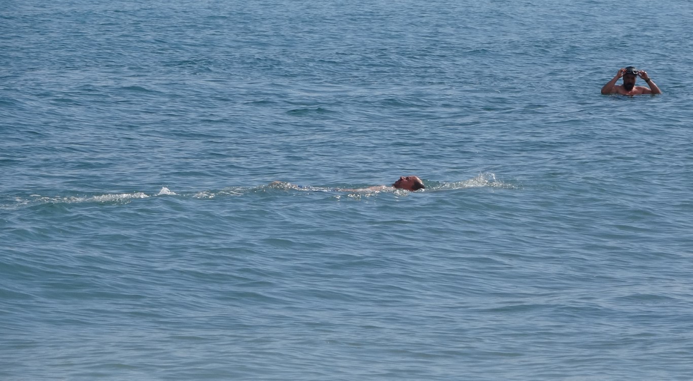 Sibirya soğukları onları etkilemedi, kış günü deniz keyfi