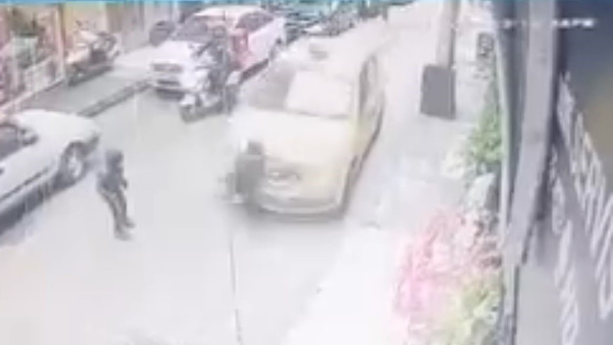 Kar topu oynarken taksi böyle çarptı