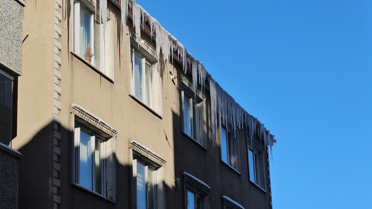 Tatvan’da çatılarda 2 metrelik buz sarkıtları oluştu