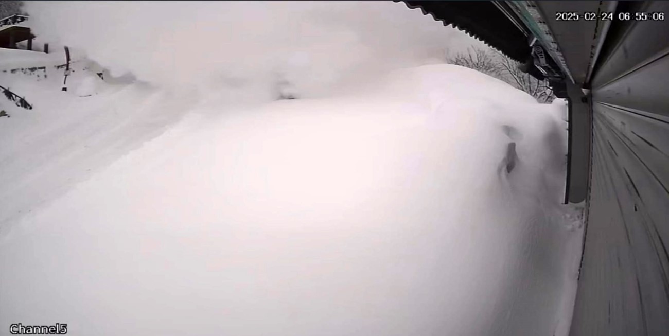 Ayder Yaylası’nda düşen çığ güvenlik kamerasına yansıdı