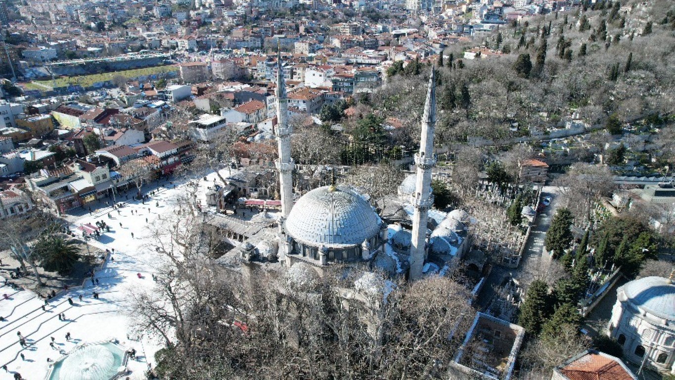 Ramazan Ayı’nın sembolü mahyalar Eyüp Sultan Camii’ne asıldı: 