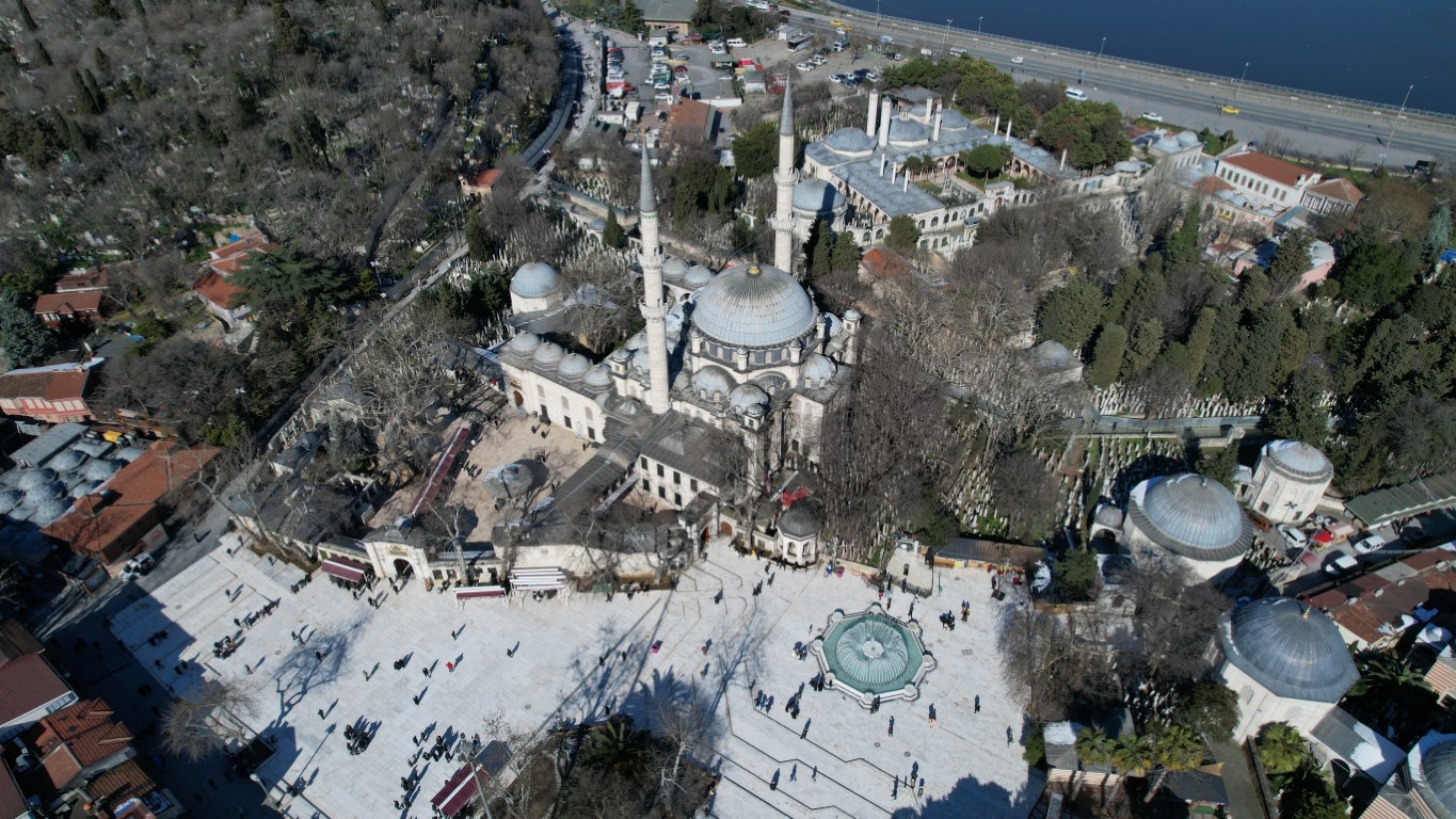 Ramazan Ayı’nın sembolü mahyalar Eyüp Sultan Camii’ne asıldı: 