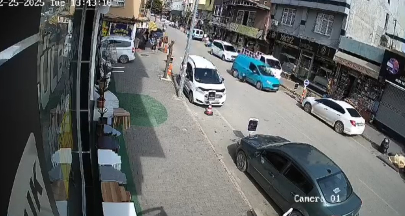 Yola fırlayan çocuğa hafif ticari aracın çarpma anı kameraya yansıdı
