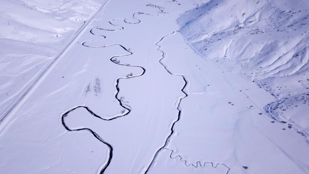 Kar altındaki Güzeldere Menderesleri görsel şölen sunuyor