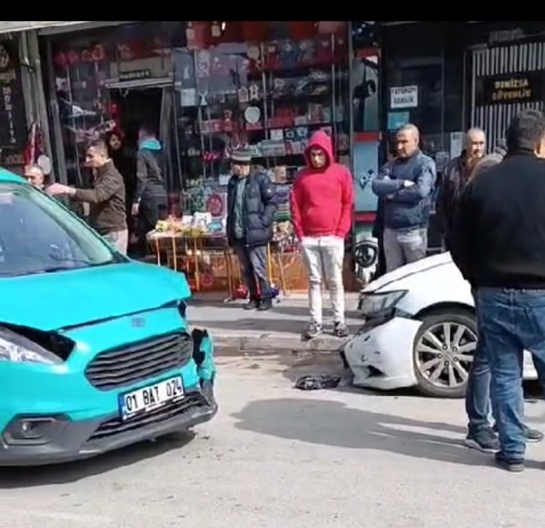 Yola fırlayan çocuğa hafif ticari aracın çarpma anı kameraya yansıdı