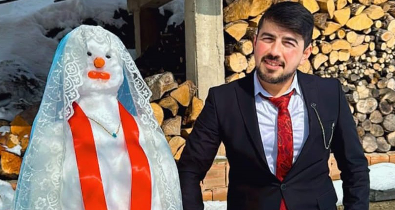 Giresun’da sıra dışı düğün: Kardan yaptığı geline ’Münire’ ismini koydu, takı töreni yaptı