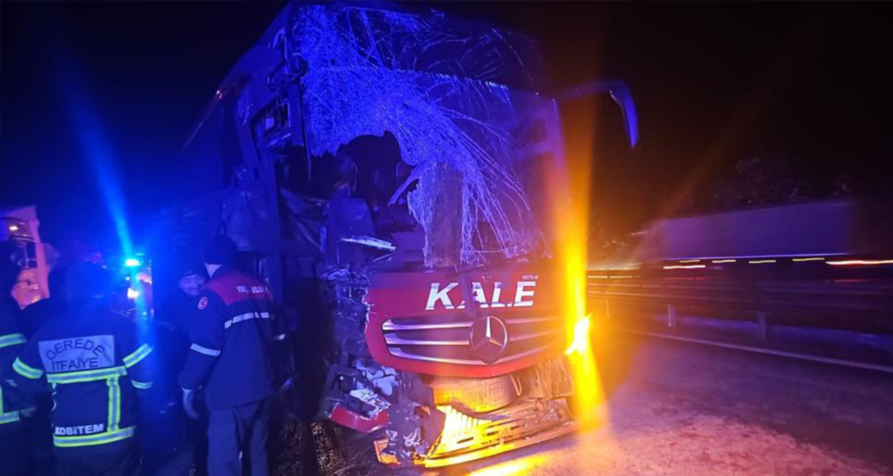 Otoyolda yolcu otobüsü tıra çarptı: 6 yaralı