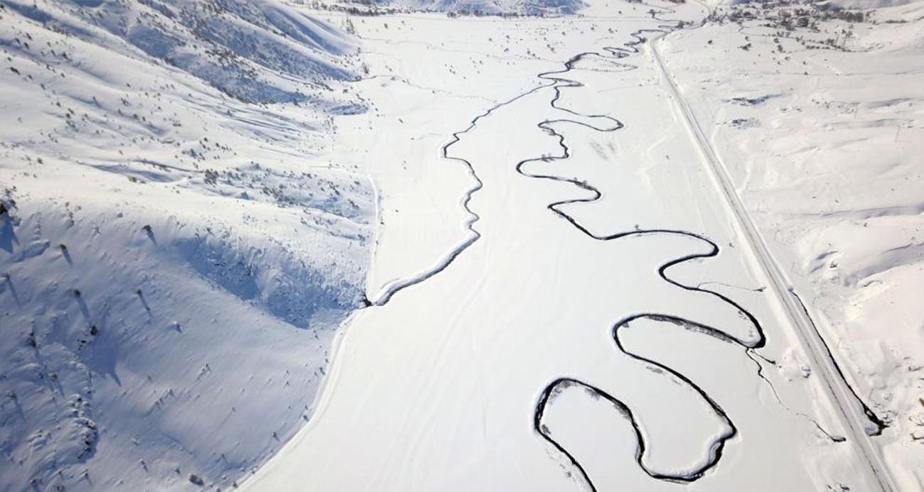 Kar altındaki Güzeldere Menderesleri görsel şölen sunuyor