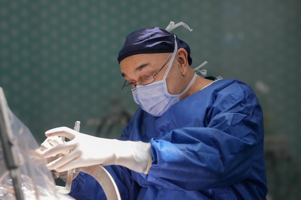 Guinness Rekortmeni Doç. Dr. Ali Zırh, 2 bininci ameliyatını gerçekleştirdi