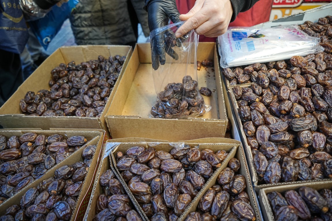 Ramazan ayının vazgeçilmezi hurma tezgahlarda yerini aldı