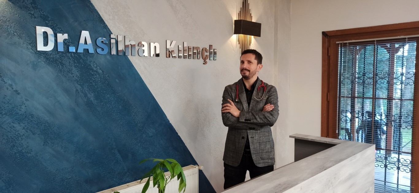 Esenyurt E-5’te eşi ile tartışınca aracından inen doktor, feci kazada ağır yaralandı