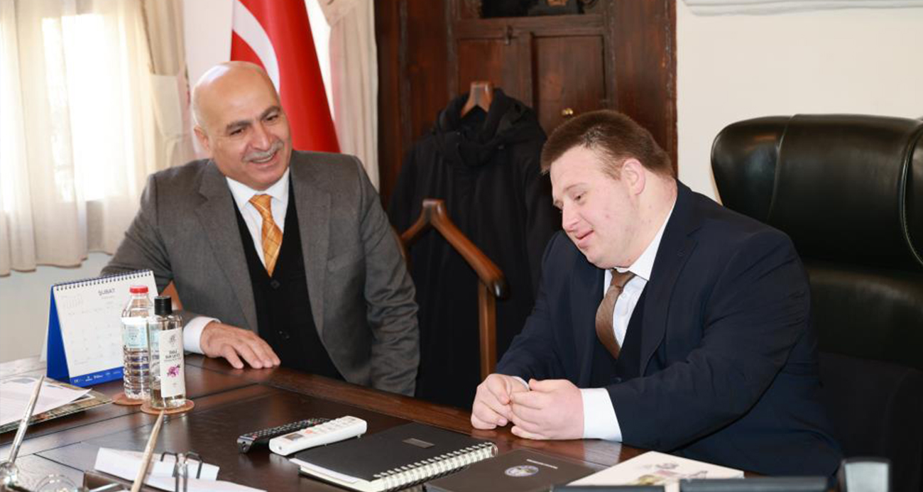 Down sendromlu özel kalem müdürü güler yüzüyle takdir topladı