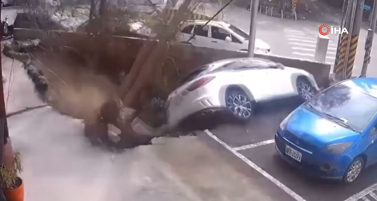 Tayvan’da çöken yol aracı yuttu