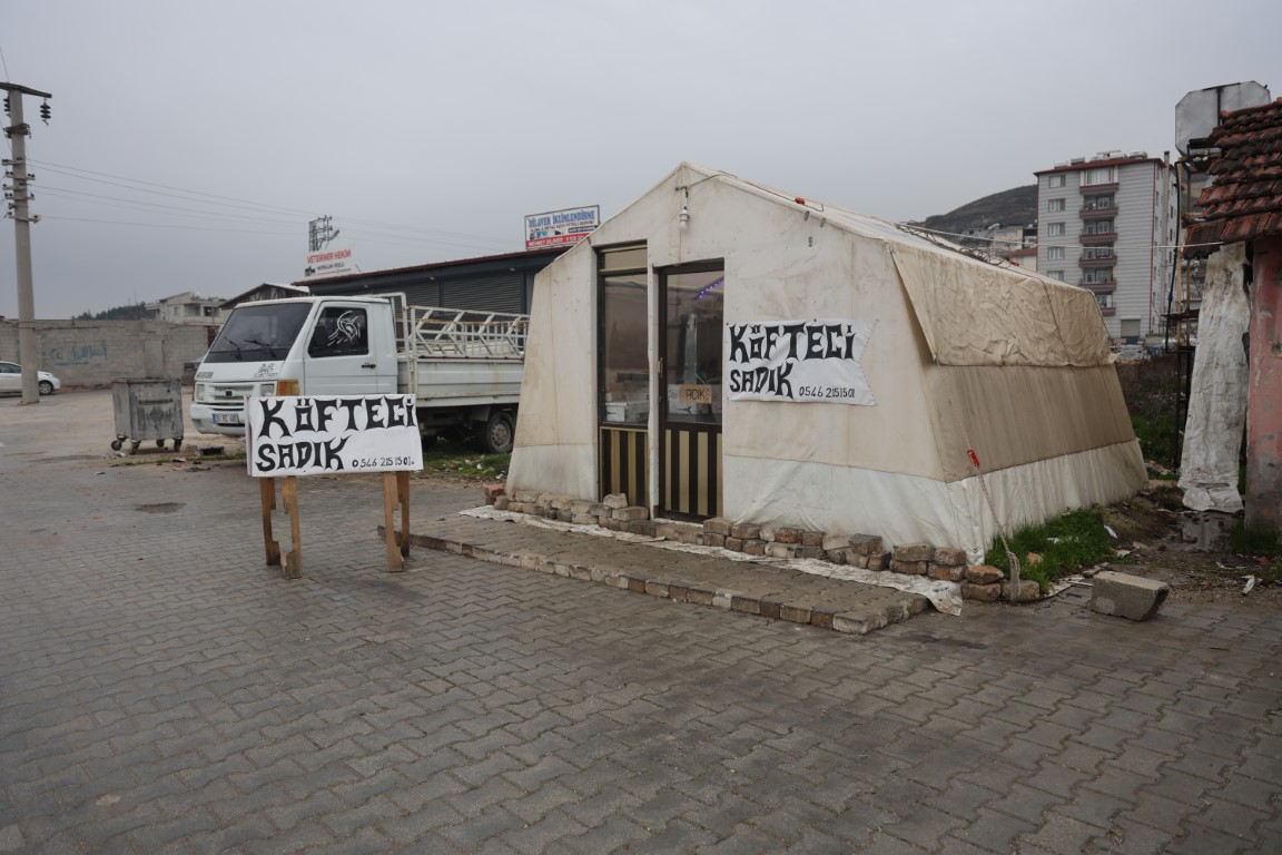 Depremde kendilerine ev olan çadır şimdi ekmek tekneleri oldu
