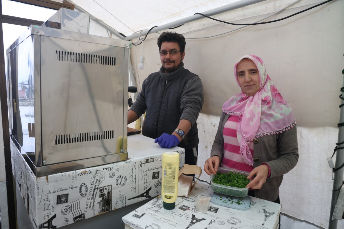 Depremde kendilerine ev olan çadır şimdi ekmek tekneleri oldu